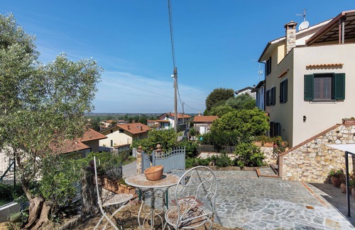 Massarosa House | Holiday Home 'La Dolce Vita' with Lake View, Wi-Fi and Air Conditioning
