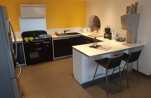 Roche House | Holiday Home 'La Clé Des Champs' with Mountain View, Private Terrace and Wi-Fi