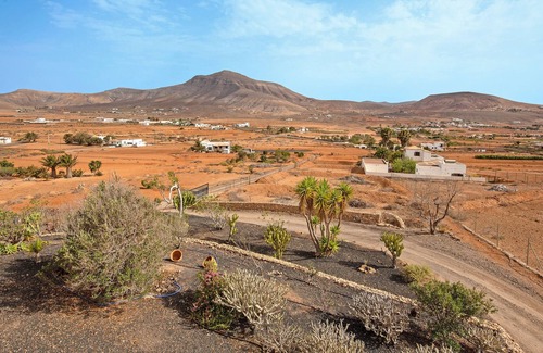 Tetir House | Holiday Home La Higuerita de Tetir with Mountain View, Garden & Wi-Fi