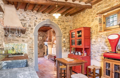 Corsanico House | Holiday Home "La pace in Toscana" with Wi-Fi & Garden