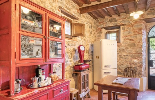 Corsanico House | Holiday Home "La pace in Toscana" with Wi-Fi & Garden