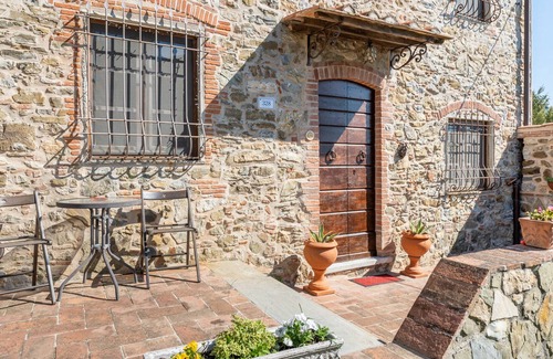 Corsanico House | Holiday Home "La pace in Toscana" with Wi-Fi & Garden