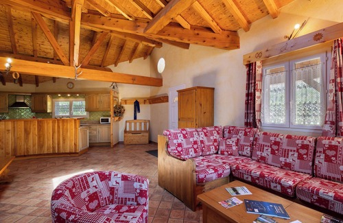 Formigueres House | Holiday Home 'Le Calmadou' with Mountain View, Private Terrace and Wi-Fi