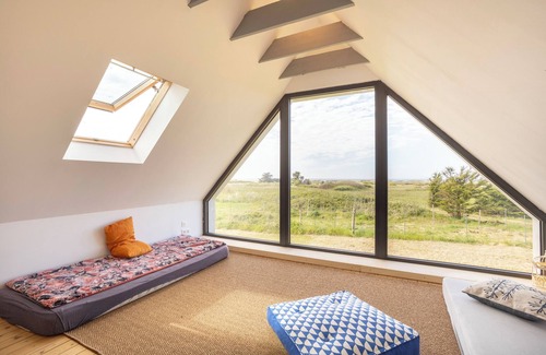 Plomeur House | Holiday Home 'Le Gîte De San Theurnel' with Sea View, Private Garden and Wi-Fi