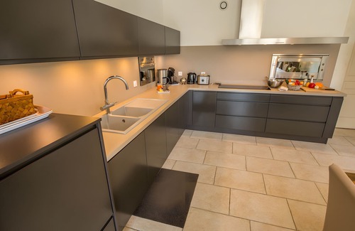 Visan House | Holiday Home 'Le Mas Du Batadou' with Wi-Fi and Air Conditioning