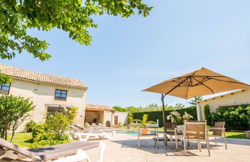 Visan House | Holiday Home 'Le Mas Du Batadou' with Wi-Fi and Air Conditioning