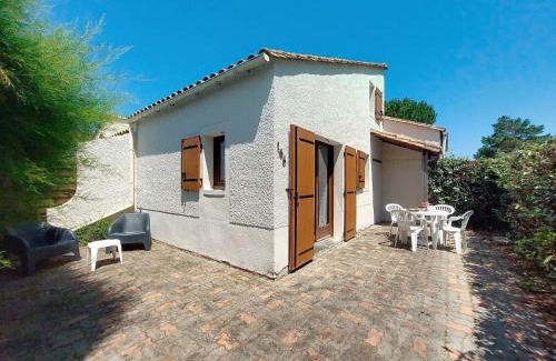 Les Mathes House | Holiday Home Les Charmilles-6 by Interhome