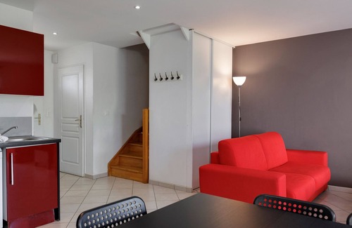 Libourne House | Holiday Home 'Les Grands Vignobles 3 Ch12 Pers' with Private Terrace, Wi-Fi and Air Conditioning