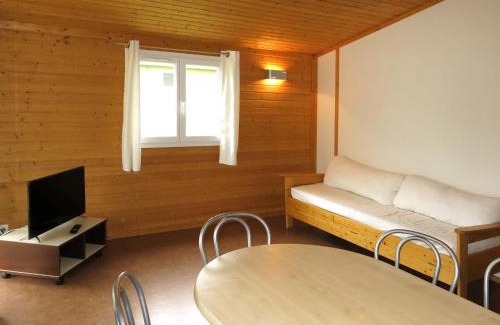 Beynat House | Holiday Home Les Hameaux de Miel-Chalet 6 pers- by Interhome