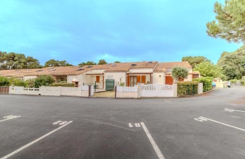 La Palmyre House | Holiday Home Les Maisons du Lac by Interhome