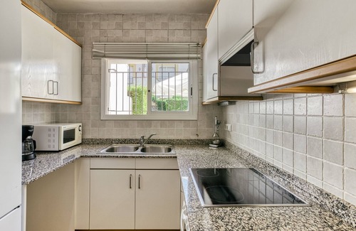 L'Estartit House | Holiday Home 'Les Medes' with Shared Pool, Wi-Fi and Air Conditioning