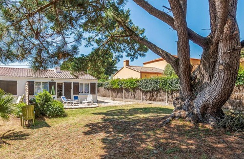 Les Moutiers-en-Retz House | Holiday Home Les Moutiers En Retz Rue De Bois Millet