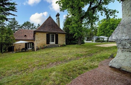 Paunat House | Holiday Home 'Logement Les Termes' with Private Pool, Private Terrace and Wi-Fi