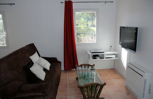 Le Tholonet House | Holiday Home 'Lou Jas Dé Raféou - Gîte Raphaël' with Mountain View, Wi-Fi and Air Conditioning