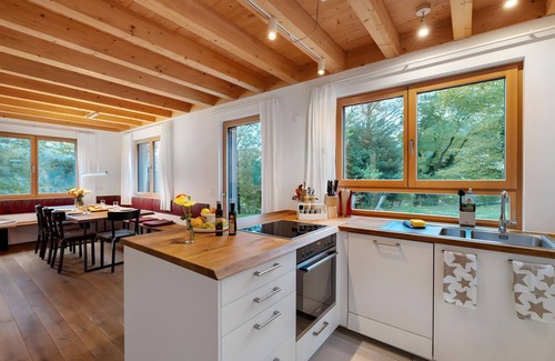Huzenbach House | Holiday Home 'Lug Ins Tal - Ferienhaus' with Mountain View, Private Terrace and Wi-Fi
