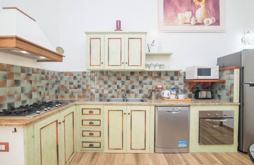 La Maddalena House | Holiday Home 'Maison Chloe' close to the Beach with Terrace, Garden & Wi-Fi