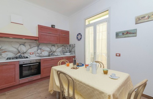La Maddalena House | Holiday Home 'Maison Chloe 2' close to the Beach with Balcony, Terrace & Wi-Fi