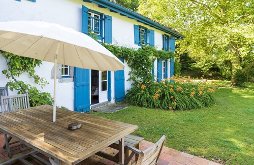 Arcangues House | Holiday Home 'Maison De Charme Avec Jacuzzi' with Terrace, Garden and Wi-Fi