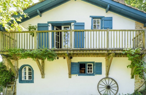 Arcangues House | Holiday Home 'Maison De Charme Avec Jacuzzi' with Terrace, Garden and Wi-Fi