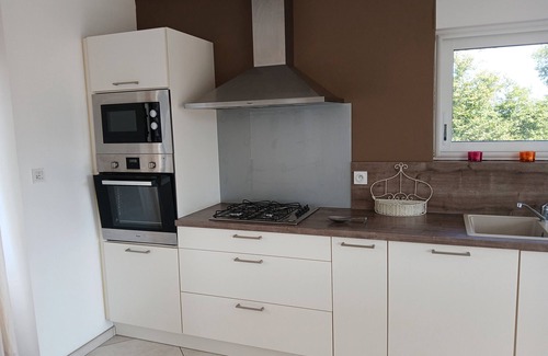 Brulon House | Holiday Home 'Maison De Campagne Brûlon' with Lake View, Private Terrace and Wi-Fi