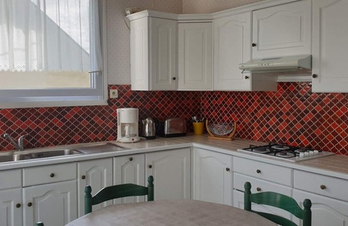 Cancale House | Holiday Home 'Maison De Caractère' with Shared Terrace, Private Garden and Wi-Fi