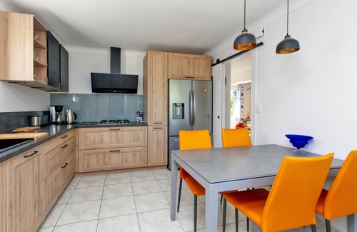 Guerande House | Holiday Home 'Maison De Charme' with Private Terrace, Wi-Fi and Air Conditioning