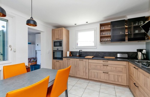 Guerande House | Holiday Home 'Maison De Charme' with Private Terrace, Wi-Fi and Air Conditioning