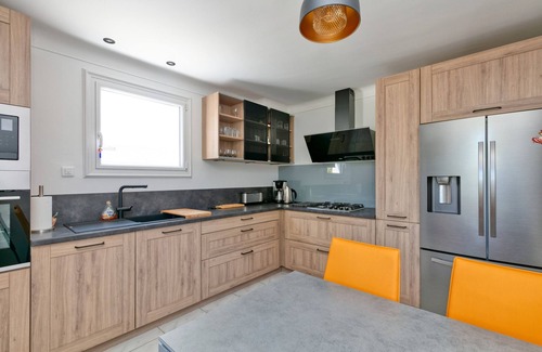Guerande House | Holiday Home 'Maison De Charme' with Private Terrace, Wi-Fi and Air Conditioning