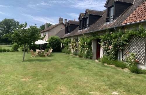 Salbris House | Holiday Home 'Maison De Vacances Le Pré Des Fées' with Lake View, Private Pool and Private Garden