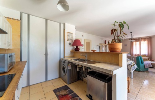 Tarascon House | Holiday Home 'Maison De Vacances Provence' with Private Terrace, Private Garden and Wi-Fi