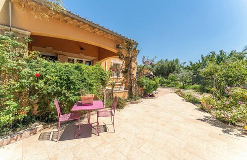 Tarascon House | Holiday Home 'Maison De Vacances Provence' with Private Terrace, Private Garden and Wi-Fi