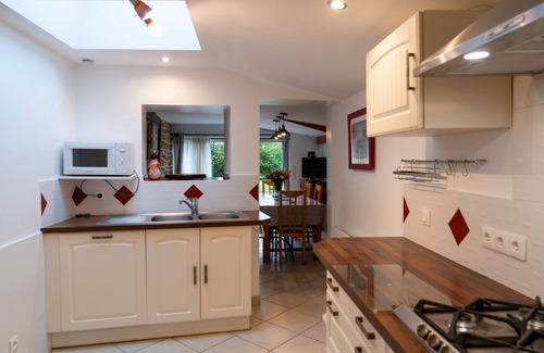 Belz House | Holiday Home 'Maison de Pays' with Private Garden and Wi-Fi