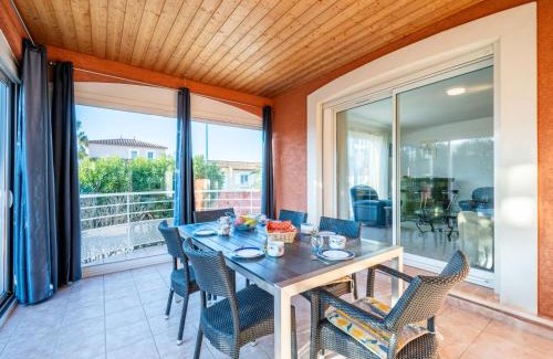 Plaissan House | Holiday Home Maison des Pins Parasol by Interhome