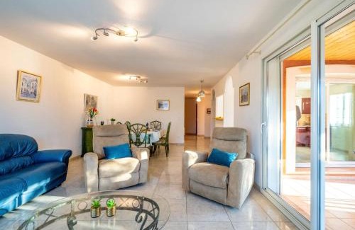 Plaissan House | Holiday Home Maison des Pins Parasol by Interhome
