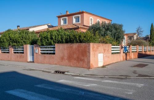Plaissan House | Holiday Home Maison des Pins Parasol by Interhome