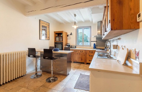 Manduel House | Holiday Home 'Maison Gisèle À Manduel' with Private Terrace, Private Garden and Wi-Fi