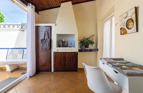 L'Escala House | Holiday Home 'Maison La Coquette' with Private Terrace, Wi-Fi and Air Conditioning