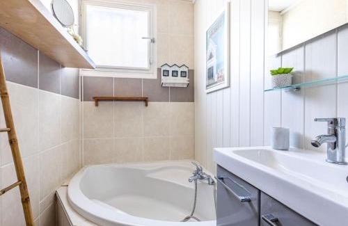 Carcans House | Holiday Home Mayne by Interhome