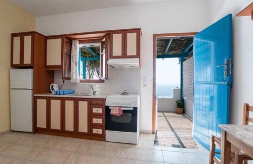 Donoussa House | Holiday Home 'Mesaria' with Sea View, Wi-Fi and Air Conditioning