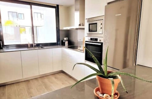 Fuengirola House | Holiday Home 'Modern Terrassed House Close Beach' with Sea View and Wi-Fi