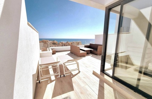 Fuengirola House | Holiday Home 'Modern Terrassed House Close Beach' with Sea View and Wi-Fi