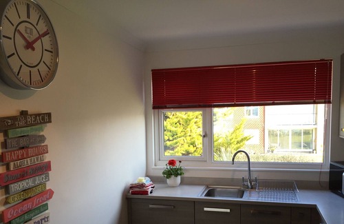 Rustington House | Holiday Home overlooking the sea with parking