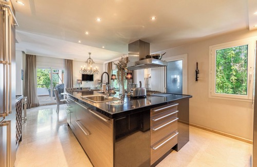 Marbella House | Holiday Home 'Palm Beach Frontline Penthouse' with Sea View, Wi-Fi and Air Conditioning