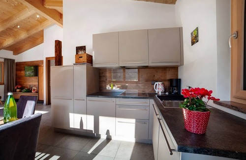 Rifiano House | Holiday Home 'Palme' with Mountain View, Shared Pool and Wi-Fi