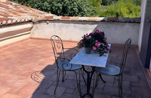 Eyragues House | Holiday Home 'Rooftop Terrace in Provence' with Private Terrace, Wi-Fi and Air Conditioning