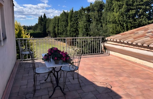 Eyragues House | Holiday Home 'Rooftop Terrace in Provence' with Private Terrace, Wi-Fi and Air Conditioning