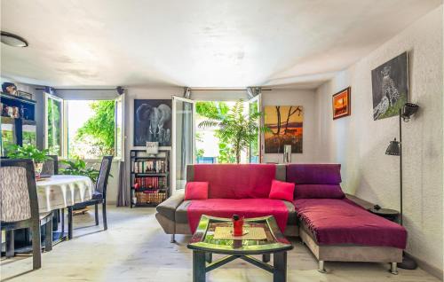 La Crau House | Holiday Home Rue De Chardonnerets