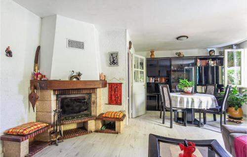 La Crau House | Holiday Home Rue De Chardonnerets