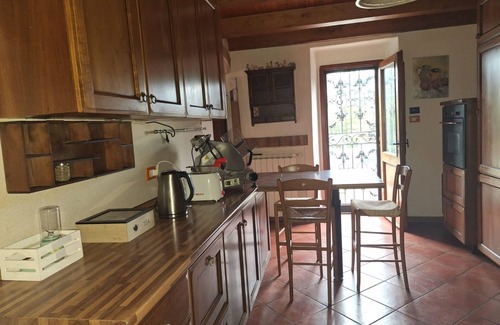 Pratolino House | Holiday Home 'Rustico Toscano Sopra Firenze' with Private Garden and Wi-Fi
