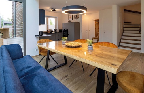 Dangast House | Holiday Home 'Strandnest Dangast' with Private Terrace, Private Garden and Wi-Fi
